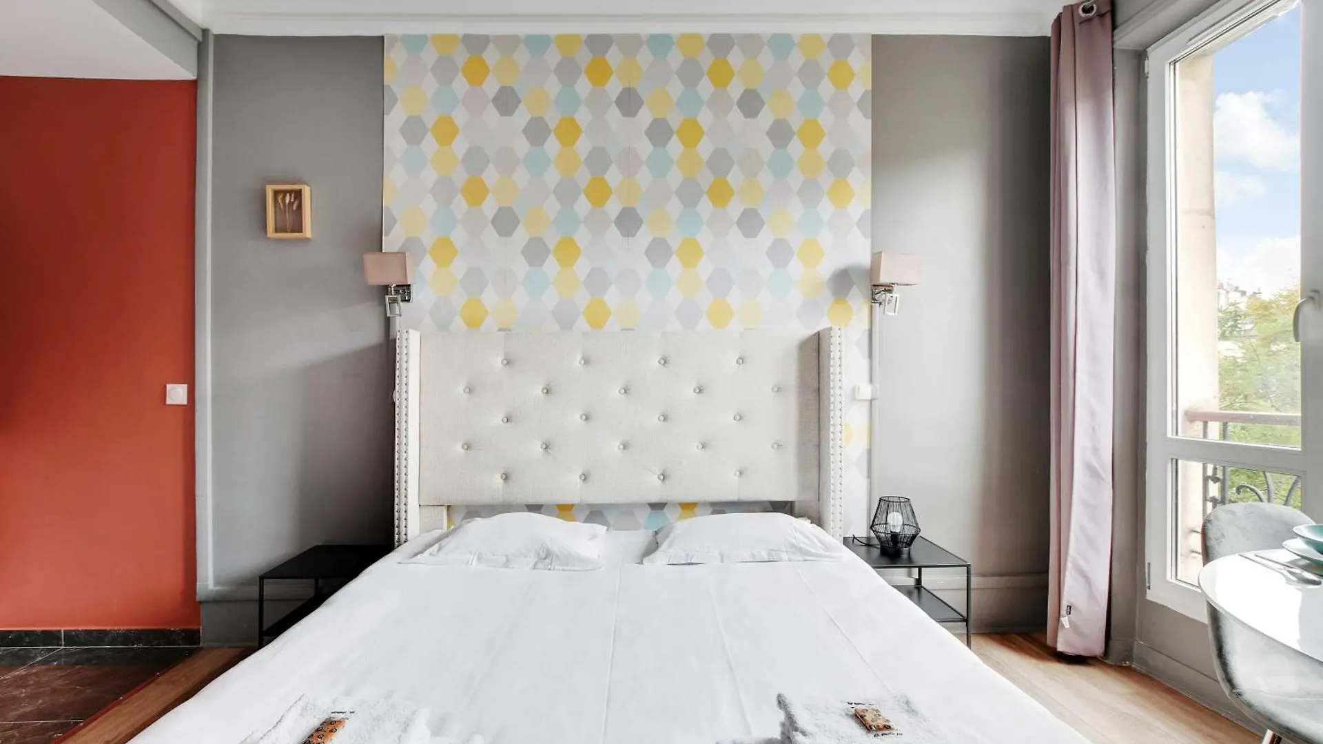 Light-Filled Suite Near Gare De L\'Est location